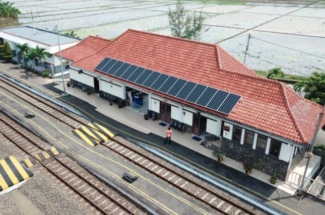 KAI Pasang PLTS di 66 Lokasi, Hemat Hingga Rp2,5 Miliar dan Kurangi Emisi 1.400 Ton CO₂ per Tahun