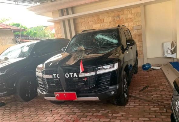 Empat Mobil Dinas Gubernur Papua Barat Daya Dirusak Massa Simpatisan Tahanan Dugaan Makar