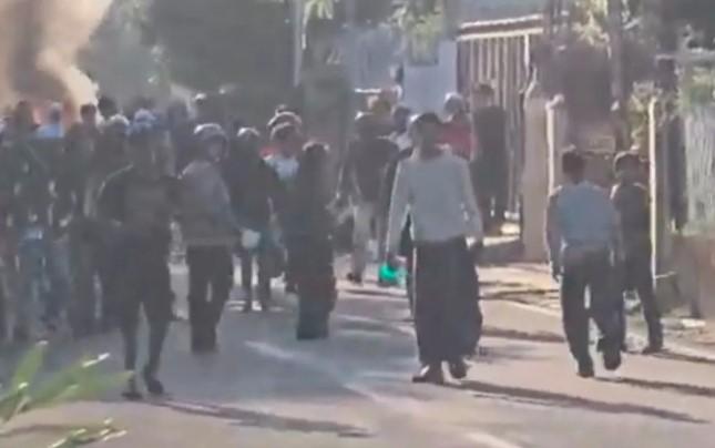 Kericuhan Massa di Jatinegara Meluas Usai Tewasnya Pengemudi Ojol, Polisi Tembakkan Gas Air Mata