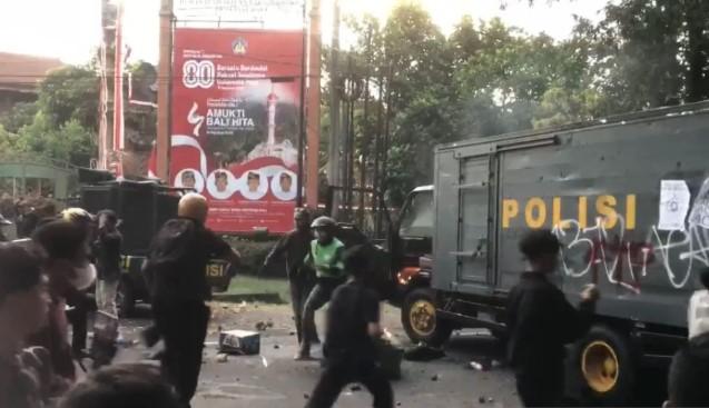 Kericuhan di DPRD Bali: Mobil Polisi Dibakar, Satu Personel Terluka Dilarikan ke Rumah Sakit