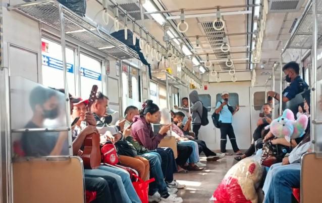 Warga Jakarta Kembali Gunakan KRL dengan Lega Setelah Situasi Kondusif Pasca Kericuhan