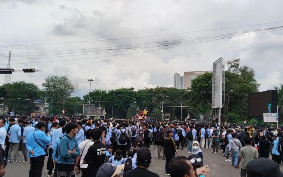 Dua Penyusup Bersenjata Tajam Ditangkap Saat Aksi Ribuan Mahasiswa di Palembang