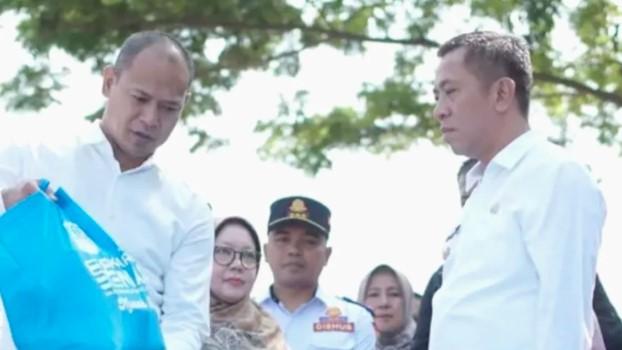 Pemkab Karawang Salurkan Ratusan Paket Sembako bagi Lansia Lewat Program Karawang Nyaah ka Kolot