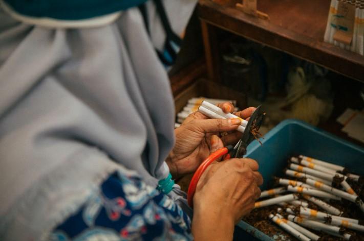Bea Cukai Gempur Rokok Ilegal Lewat Operasi Pasar di Karimun dan Katingan, Ribuan Batang Diamankan