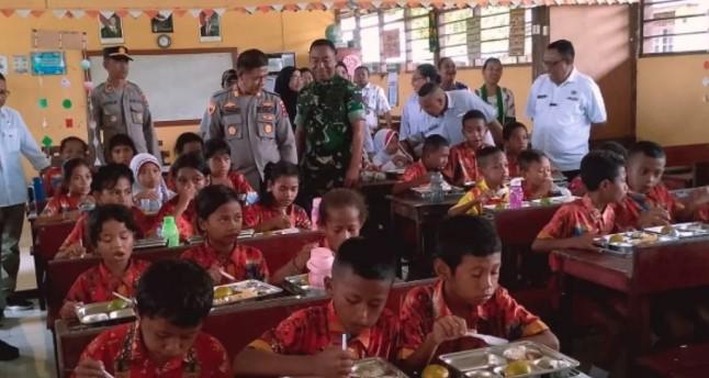 1.021 Siswa di Biak Numfor Terima Makan Bergizi Gratis, BGN Tegaskan Standar Gizi dan Kebersihan