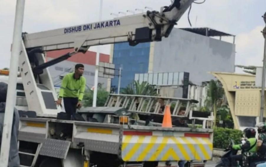 18 Lampu Lalu Lintas Rusak Akibat Ricuh di Jakarta Kini Kembali Berfungsi