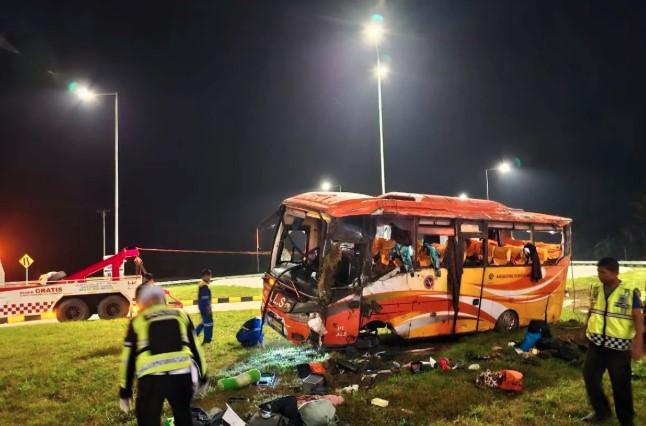 Bus Pariwisata ALS Kecelakaan di Tol Padang–Sicincin, Dua Penumpang Tewas