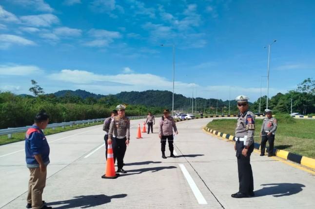 Polisi Lakukan Olah TKP Kecelakaan Bus ALS di Tol Padang–Sicincin