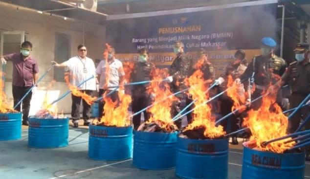 Bea Cukai Makassar Musnahkan Barang Ilegal Senilai Rp12 Miliar, Termasuk Rokok dan Pakaian Bekas