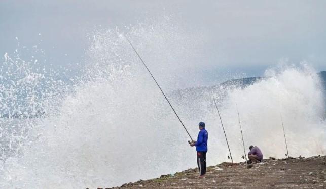 BMKG Peringatkan Gelombang Tinggi hingga 6 Meter di Selat Lombok Selatan, Warga Pesisir NTB Diminta Waspada