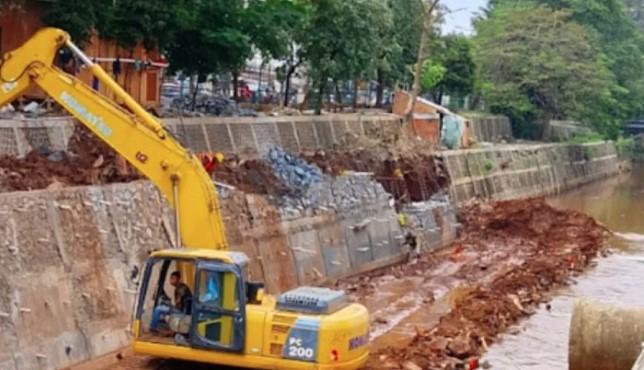 Pemkot Jakarta Timur Targetkan Perbaikan Turap Kali Baru Rampung November 2025
