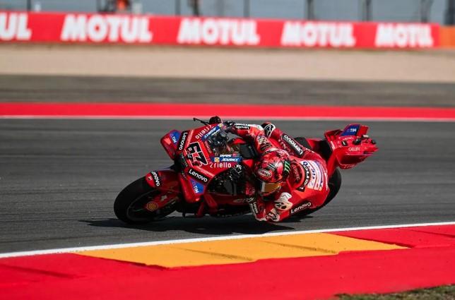 Francesco Bagnaia Raih Kemenangan Sprint Pertama Musim Ini di MotoGP Jepang 2025, Marquez Makin Dekat ke Gelar Juara Dunia