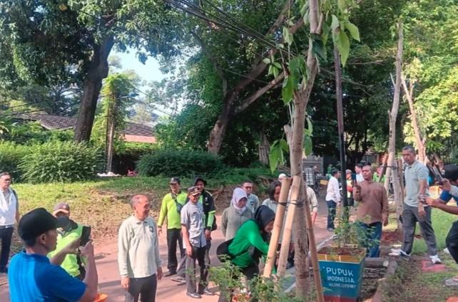 Sudin Tamhut Jakbar Tanam 505 Tanaman di Kemanggisan untuk Kurangi Polusi dan Perubahan Iklim