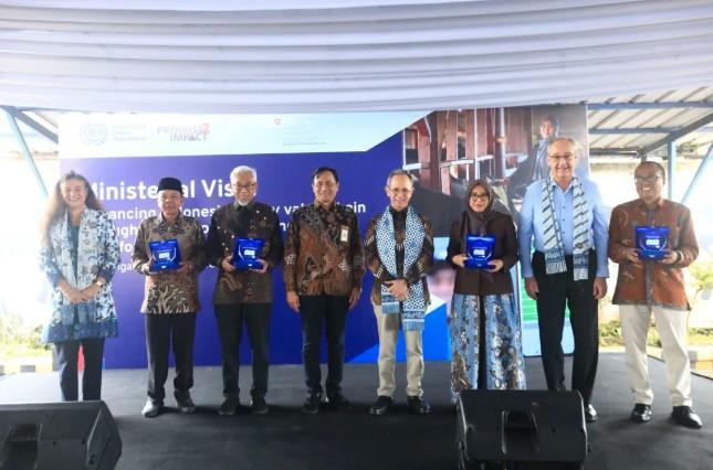 OJK dan ILO Kembangkan Digitalisasi Peternakan Sapi Perah, Wakil Presiden Swiss Tinjau Langsung di Pangalengan