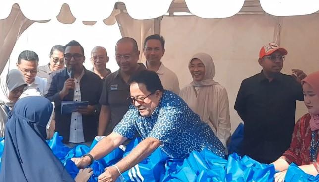 Rano Karno dan PAM Jaya Bagikan 2.000 Paket Sembako Gratis, Janjikan Sambungan Air untuk Warga Kampung Muka