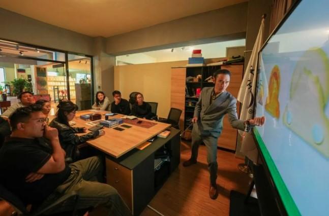 Pengusaha Muda Tibet Jadi "Jembatan" Promosi Budaya ke Dunia Lewat Produk Kreatif