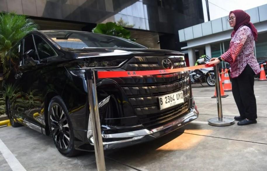 KPK Kembalikan Mobil Alphard yang Disita dari Rumah Mantan Wamenaker Immanuel Ebenezer