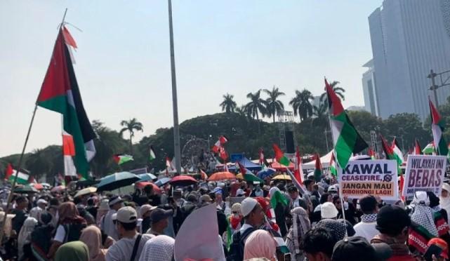 Ribuan Warga Padati Patung Kuda Jakarta dalam Aksi “Indonesia Melawan Genosida” Bela Palestina