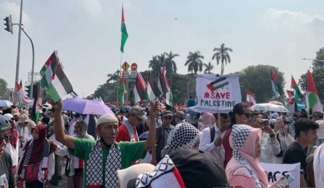 Takbir dan Seruan “Free Palestine” Menggema di Patung Kuda, Ribuan Massa Ikut Aksi Bela Palestina