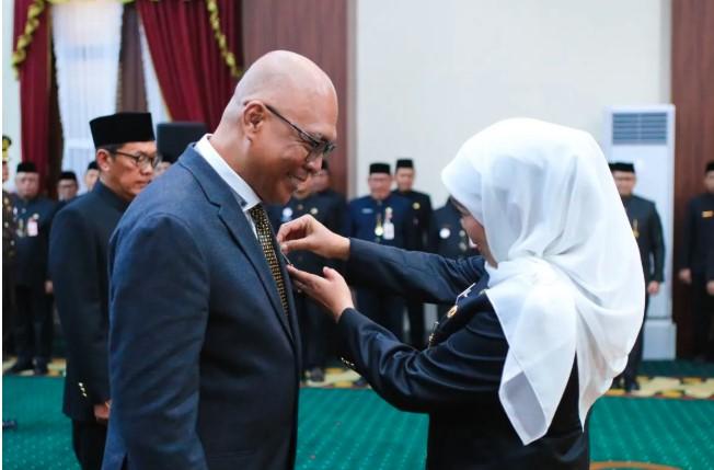 Khofifah Anugerahkan Lencana Jer Basuki Mawa Beya Emas kepada Ketua PWI Akhmad Munir