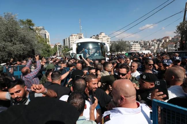 Ratusan Tahanan Palestina Dibebaskan, Warga Gaza Sambut Haru Pertukaran Tahanan dengan Israel