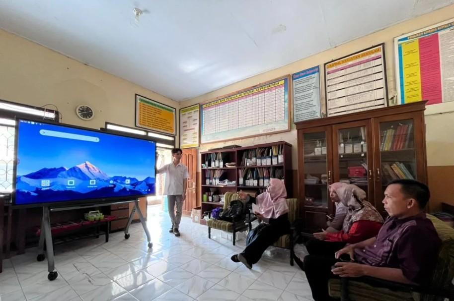 400 Sekolah di Ponorogo Terima Bantuan Smart Digital Screen untuk Dukung Pembelajaran Modern