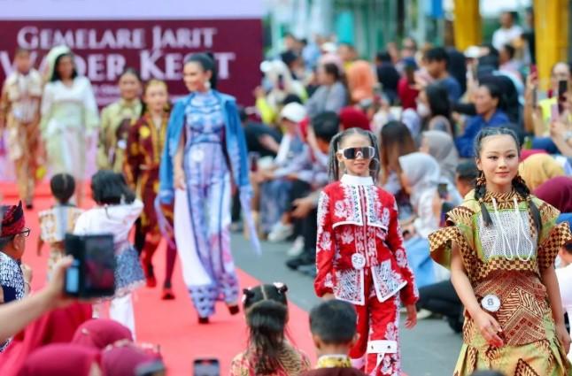 Banyuwangi Batik Festival 2025 Tampilkan Motif “Wader Kesit” dan Libatkan Desainer Lokal hingga Anak-anak