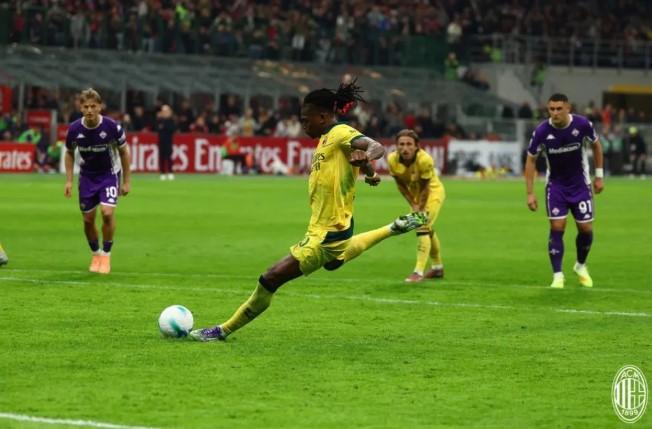 Rafael Leao Antar AC Milan Kalahkan Fiorentina 2-1 dan Kembali ke Puncak Klasemen