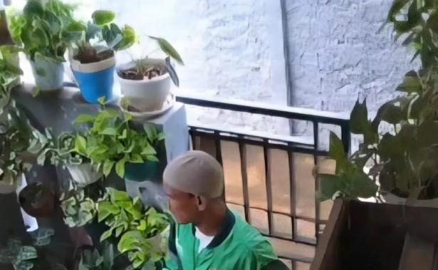 Pria Beratribut Ojol Curi Ponsel di Ciracas Saat Siang Bolong, Aksinya Terekam CCTV