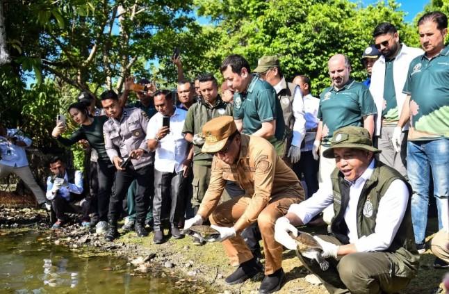 Menhut Lepasliarkan 20 Kura-Kura Leher Ular Rote, Salah Satu Satwa Terlangka di Dunia