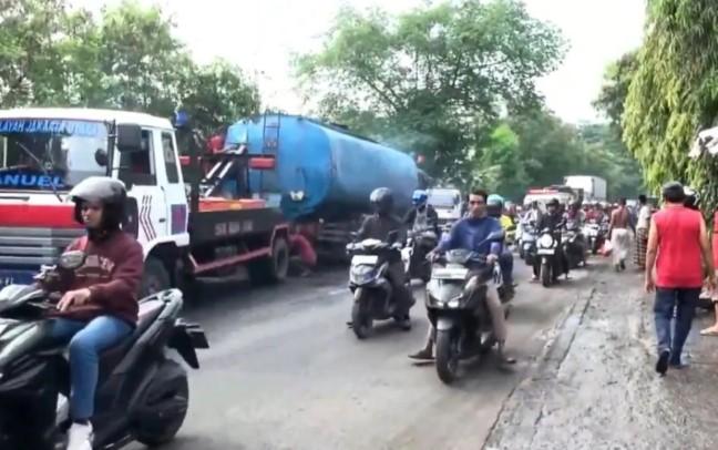 Truk Tangki Terguling di Cakung, Minyak Sayur Tumpah ke Jalan dan Cemari Kali