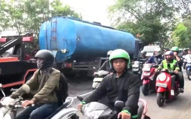 20 Pengendara Motor Tergelincir Akibat Tumpahan Minyak Goreng di Jalan Cakung–Cilincing
