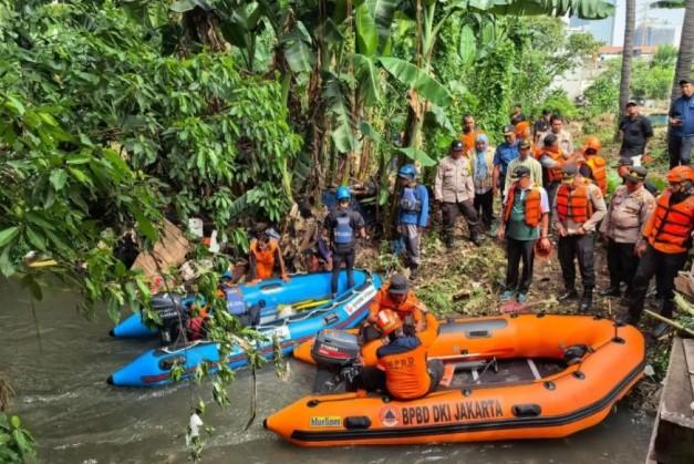 Remaja 16 Tahun Hilang di Kali Mampang, Polisi Kerahkan Tim Gabungan dan Perahu Karet