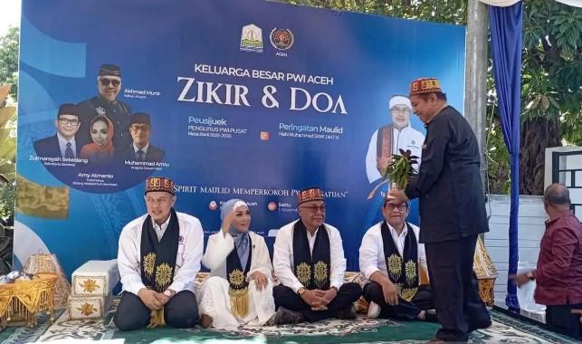 Jalani Prosesi Peusijuk di Aceh, Ketua PWI Pusat Serukan Persatuan dan Keteladanan Nabi dalam Jurnalisme
