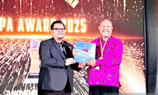 Universitas Papua Raih Dua Rekor MURI atas Penggunaan Noken dan Mahkota Adat di PKKMB 2025