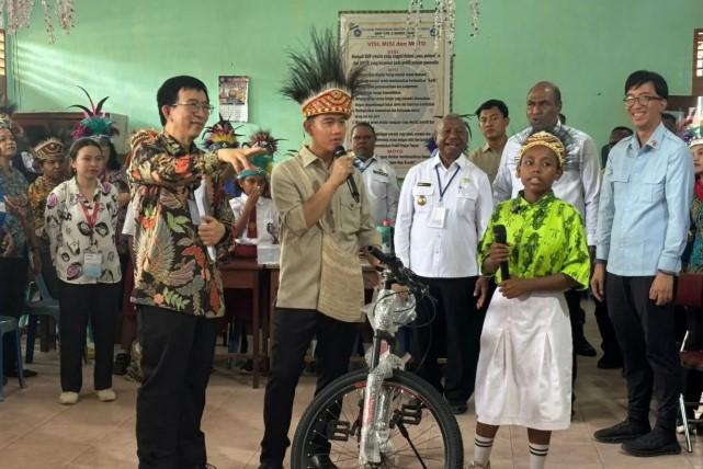 Wapres Gibran Hadiahkan Sepeda untuk Siswa di Manokwari yang Pandai Berhitung Cepat