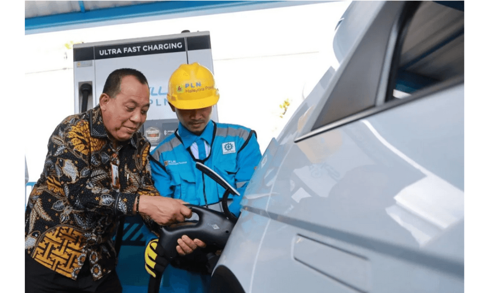 PLN Resmikan SPKLU Center Pertama di Jatim, Perkuat Ekosistem Kendaraan Listrik Nasional