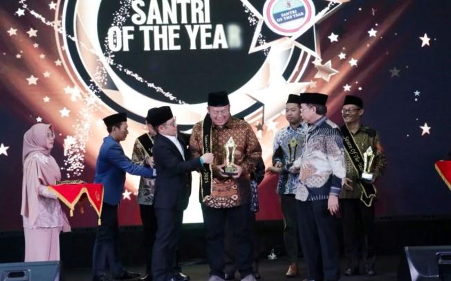 Wakil Ketua DPR Cucun Ahmad Syamsurijal Raih Penghargaan Santri Legislator Inspiratif 2025