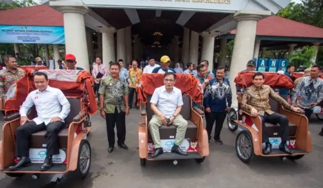 BP Taskin Salurkan 100 Becak Listrik untuk Pengemudi Lansia di Indramayu