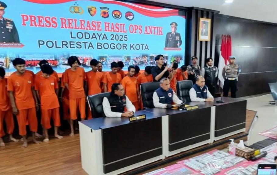 Polisi Gagalkan Pengiriman Tembakau Sintetis Antarprovinsi, Residivis Ditangkap di Karawang