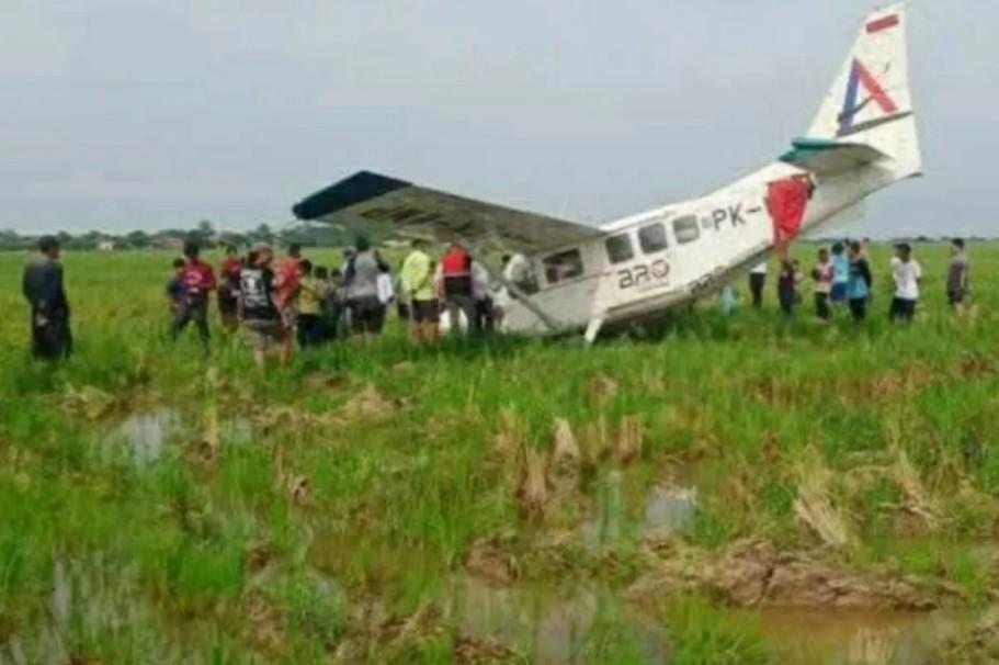 Pesawat Cessna Milik BRO Skydive Jatuh di Sawah Karawang, Lima Awak Selamat