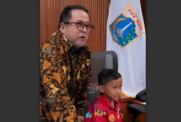 Rano Karno Temui Hafitar, Siswa Viral yang Tiap Hari Berangkat Sekolah Subuh dari Tangerang ke Klender