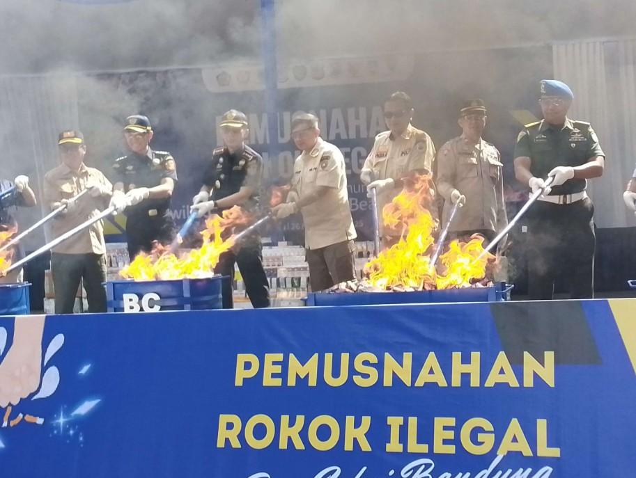 Bea Cukai Musnahkan 9,2 Juta Batang Rokok Ilegal Hasil Penindakan di Wilayah Jawa Barat