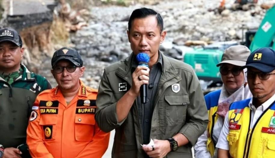 Jalur Vital Terputus Akibat Banjir, AHY Tinjau Langsung Kerusakan Jalan Nasional di Lembah Anai