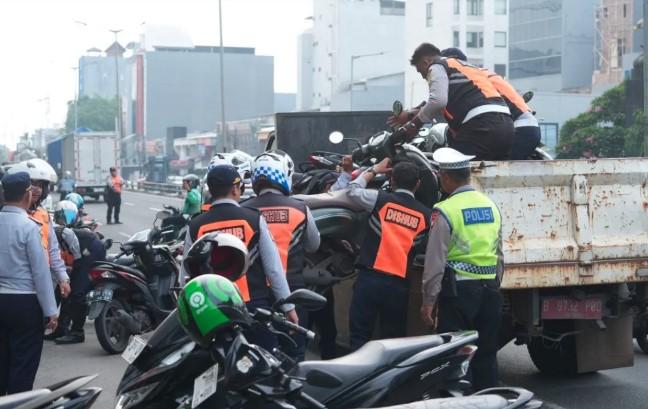 Sudinhub Jakarta Utara Gelar Operasi Cabut Pentil, Tindak Tegas Parkir Liar di Kawasan Pluit