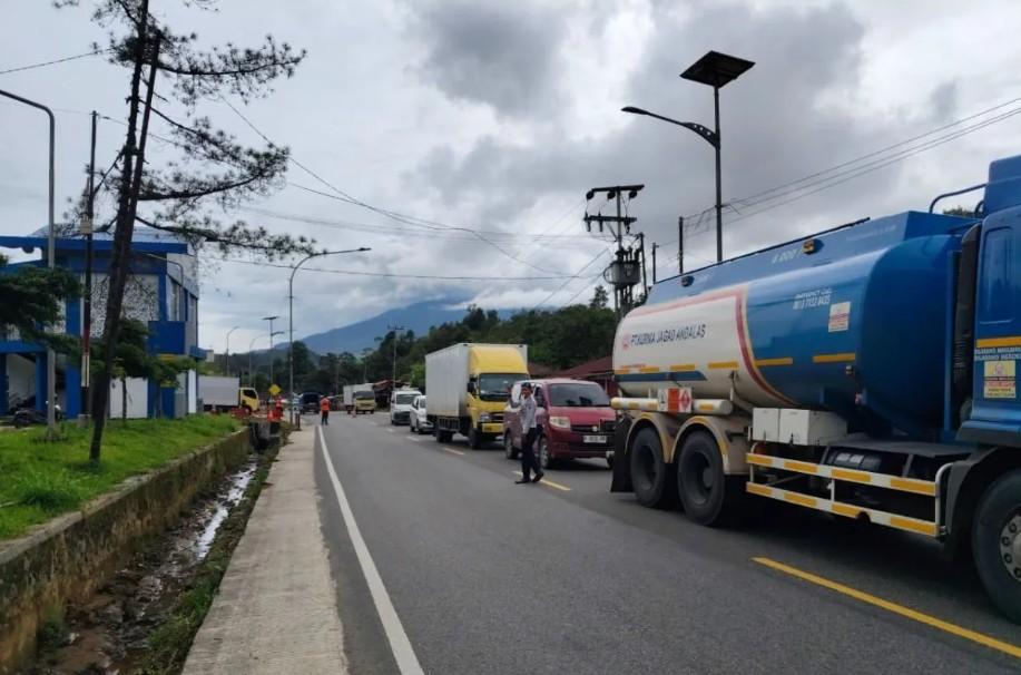 Pemprov Sumbar Perketat Lalu Lintas Sitinjau Lauik Akibat Bencana: Angkutan Barang Diatur Ketat, Tarif AKDP Diawasi