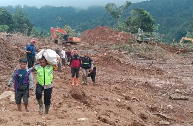 Longsor di Pasaman Barat: Dua Korban Ditemukan, Tiga Masih Dicari di Tengah Akses Jalan Terputus