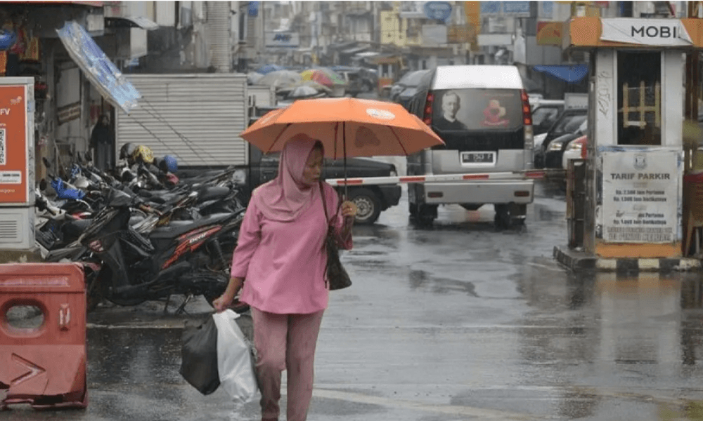 BMKG Prakirakan Hujan Ringan Melanda Sebagian Besar Wilayah Indonesia, Waspadai Petir dan Bibit Siklon Tropis