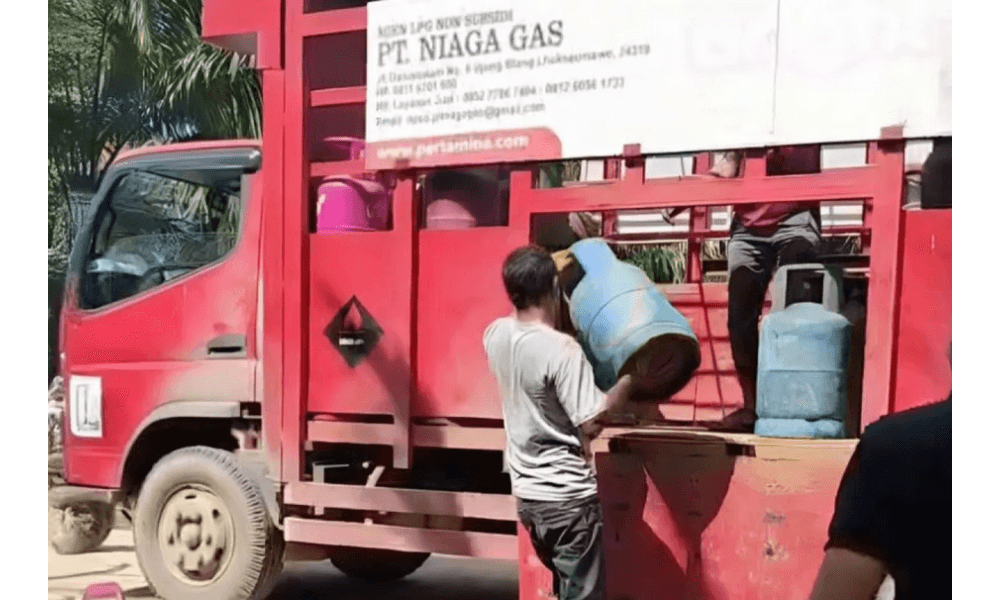 Distribusi LPG di Aceh Tetap Berjalan Meski Jembatan Putus, Pertamina dan Warga Gotong Royong Pikul Tabung