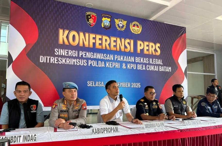 Polda Kepri dan Bea Cukai Bongkar Praktik Perjokian Penyelundupan Pakaian Bekas Impor dari Singapura ke Batam
